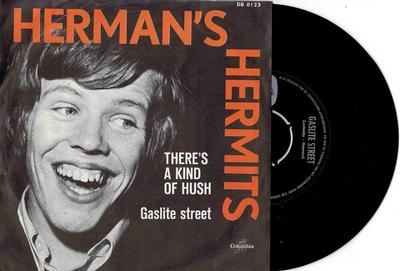 HERMAN'S HERMITS - THERE''S A KIND OF HUSH / Gaslite Street (7")